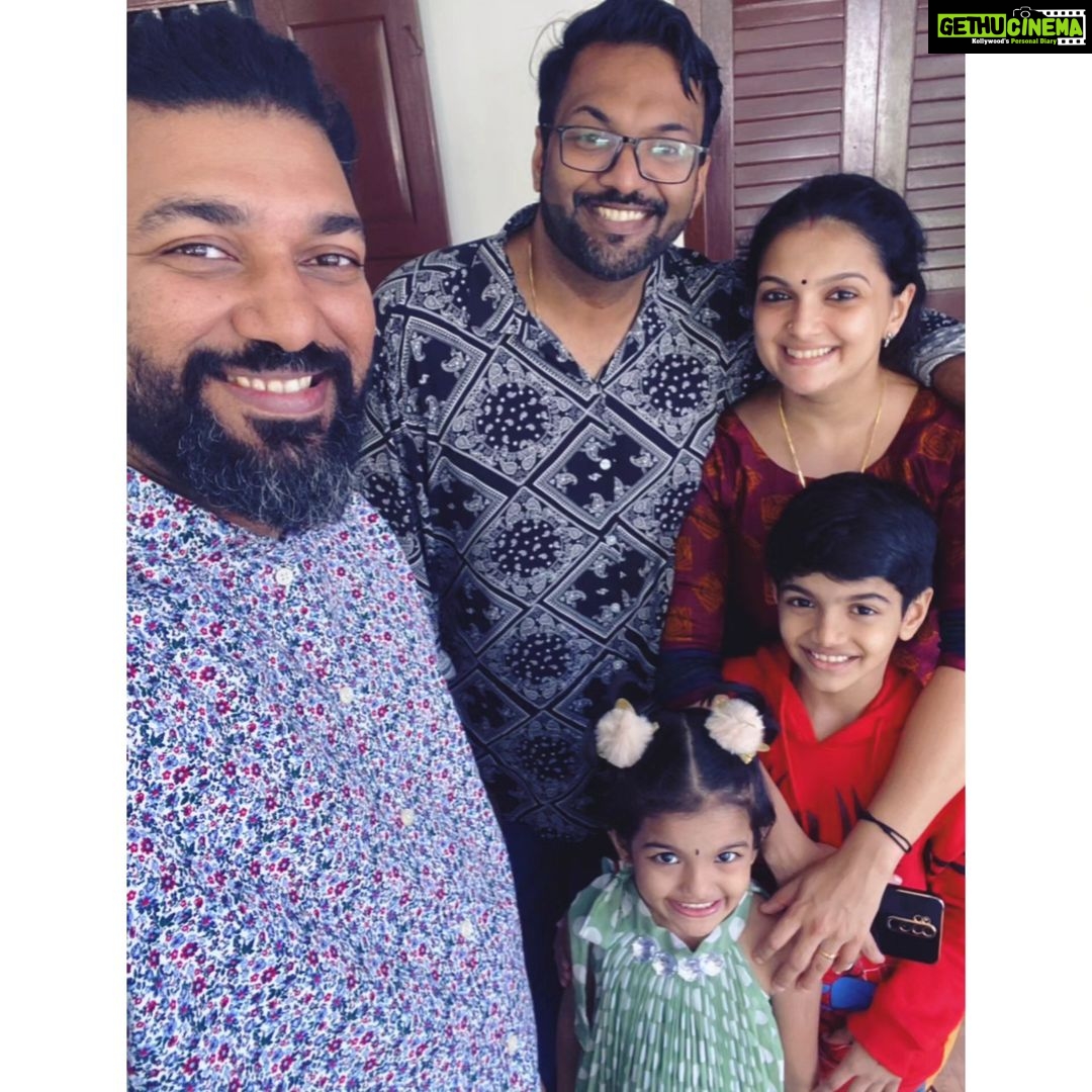 Saranya Mohan Instagram - 6 അടി 4 ഇഞ്ച് പൊക്കം ഉള്ള ആന്റപ്പൻ (@acliqs ) 13 വർഷങ്ങൾക്കു ശേഷം വീട്ടിൽ വന്നപ്പോൾ ഉള്ള ആദ്യത്തെ ഡയലോഗ്. "ഡേയ് വാതിലിന്റെ കട്ടള കുറച്ചു കൂടി പൊക്കത്തിൽ വയ്ക്കണ്ടേ " കട്ടളക്കു ബൂസ്റ്റ് കൊടുക്കേണ്ടി ഇരിക്കുന്നു 🥲 ഒറ്റ ഫ്രെയിമിൽ കിട്ടാൻ വേണ്ടി ഞങ്ങളെ പടിക്കു മുകളിൽ കയറ്റി നിർത്തിയ ആന്റപ്പൻ ബ്രില്യൻസ് Trivandrum, India