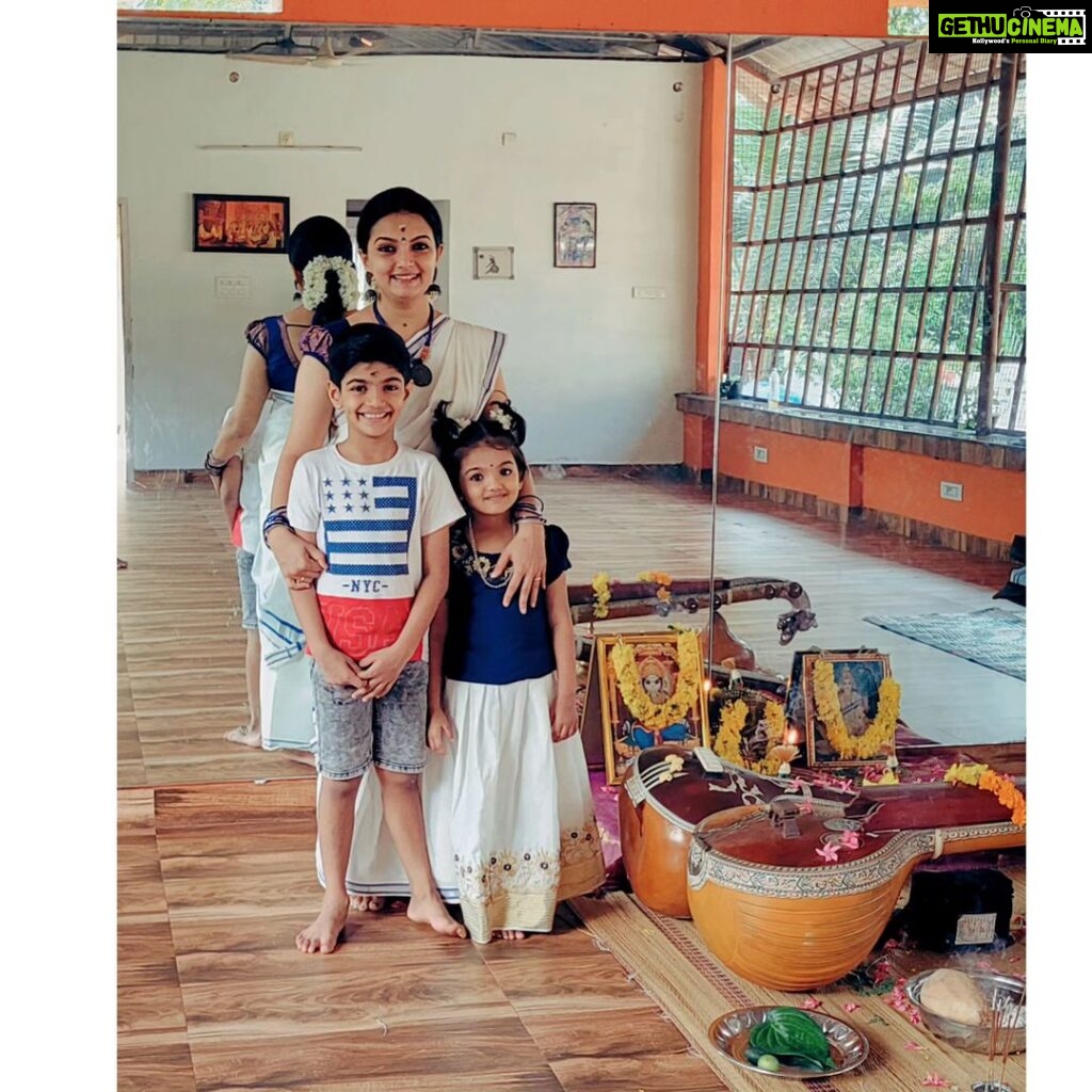 Saranya Mohan Instagram - Vijayadashami Wishes my dear friends and Family. May God bless You All❤ Trivandrum, India