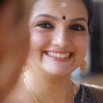 Saranya Mohan Instagram – എക്സ്പ്രഷൻ വാരി വിതറിയിട്ടുണ്ട്.. 🤭🤭 ഇനി കുറഞ്ഞു എന്ന് ആരും പറയരുത്

📷 @vivek_kovalam
Jewellery @amoriz_the_premium_jewellery
