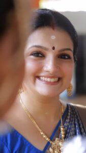 Saranya Mohan Instagram - എക്സ്പ്രഷൻ വാരി വിതറിയിട്ടുണ്ട്.. 🤭🤭 ഇനി കുറഞ്ഞു എന്ന് ആരും പറയരുത് 📷 @vivek_kovalam Jewellery @amoriz_the_premium_jewellery