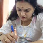 Saranya Mohan Instagram – 😂😂😂 രാവിലെ എണീച്ചു കുരുത്തക്കേട് കാണിച്ചില്ലേ എന്തോ ഒരു സുഖം ഇല്ല
🤭
നിങ്ങൾക്കും ട്രൈ ചെയ്യാവുന്ന ഒന്നാണ്.and Tag me in your reel.
Do try it on your own.
P. S : Stunts performed by professionals. Do it at your own risk