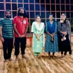 Saranya Mohan Instagram – എല്ലാ കിളികളും ഒരു ഫ്രെയ്മിൽ.
Meet My Team ❤
@harinarayanbhagavathi
@veenanisha
 @anandkrishnan_c
@indu._s_nair