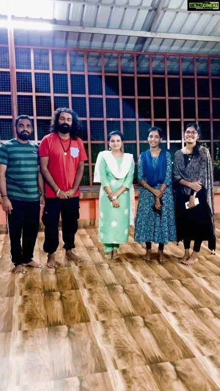 Saranya Mohan Instagram - എല്ലാ കിളികളും ഒരു ഫ്രെയ്മിൽ. Meet My Team ❤ @harinarayanbhagavathi @veenanisha @anandkrishnan_c @indu._s_nair