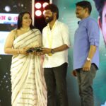 Saravana Vickram Instagram – ‘RISING STAR’ 💫of the year Award.
Thank you for this Recognition ✨🙏🏼
@the_event_company_team 

Ivlo naal kasta pattu pannuna visyathuku oru sirandha angikaaram… 
Thank you all… ❤️🙏🏼 
Keep supporting ☺️

Pc 👉 @gokul_krishnan_1010 

#saravanavickram 
#award #sita #talent #passion #acting