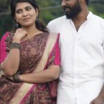 Saravana Vickram Instagram – Yenna Thara Unna
Vida Nambum Oar Idam Illa
Ini Naalai Mudhal Naanum
Neeyum Vera Vera Ila 💕💕💕

Dop @gokul_krishnan_1010 

Saree @vallis_vaseha
Blouse @vastram_theethniccouture

#PrimeReels
#saravanavickram #vjdeepika #vtk #vtksongs #kalathukumneevenum