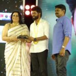 Saravana Vickram Instagram – ‘RISING STAR’ π«of the year Award.
Thank you for this Recognition β¨ππΌ
@the_event_company_team
Ivlo naal kasta pattu pannuna visyathuku oru sirandha angikaaram…
Thank you all… β€οΈππΌ
Keep supporting βΊοΈ
Pc π @gokul_krishnan_1010
#saravanavickram
#award #sita #talent #passion #acting