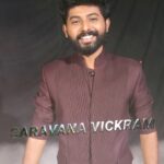 Saravana Vickram Instagram – வீரன் போருக்கு ஆயத்தமானான்..

 #TeamSaravanaVickram #RendulaOnnuPaakkalaam
#saravanavickram #kannan #PandiyanStores #Pandiyanstoreskannan
#KamalHaasan #Disneyplushotstartamil  #BiggBossTamil #BBT #BBTamilSeason7 #பிக்பாஸ் #VijayTelevision #VijayTV