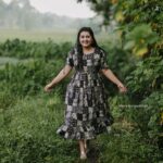 Sarayu Mohan Instagram – Rayon love♥️

Wrinkle rayon frock.
 sleeves with knot
neck mirror work.
sizes,xs to xl
