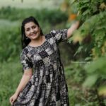 Sarayu Mohan Instagram – Rayon love♥️

Wrinkle rayon frock.
 sleeves with knot
neck mirror work.
sizes,xs to xl