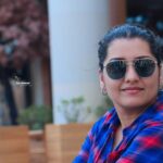 Sarayu Mohan Instagram - സരയു മോഹൻ, ജാടകളില്ലാത്ത വളരെ സിംപിൾ ആയ സൗമ്യതയോടെ പെരുമാറുന്ന ഒരു സെലിബ്രിറ്റി...ആകെ എക്സ്ട്രാ ആവശ്യപ്പെടുന്നത് വെള്ളം മാത്രം... സത്യം പറഞ്ഞാൽ വെള്ളം കുടിച് ജീവിക്കുന്ന ജീവി... ഭക്ഷണം എന്ത് വേണം എന്ന് ചോദിച്ചാൽ എന്തും ആകാം നിങ്ങൾ കഴിക്കുന്ന വെജിറ്ററിയാൻ എന്തായാലും മതി... പരാതികൾ ഇല്ല.. നല്ലൊരു കൂട്ടുകാരി.... നന്ദി സരയു...
