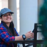 Sarayu Mohan Instagram - സരയു മോഹൻ, ജാടകളില്ലാത്ത വളരെ സിംപിൾ ആയ സൗമ്യതയോടെ പെരുമാറുന്ന ഒരു സെലിബ്രിറ്റി...ആകെ എക്സ്ട്രാ ആവശ്യപ്പെടുന്നത് വെള്ളം മാത്രം... സത്യം പറഞ്ഞാൽ വെള്ളം കുടിച് ജീവിക്കുന്ന ജീവി... ഭക്ഷണം എന്ത് വേണം എന്ന് ചോദിച്ചാൽ എന്തും ആകാം നിങ്ങൾ കഴിക്കുന്ന വെജിറ്ററിയാൻ എന്തായാലും മതി... പരാതികൾ ഇല്ല.. നല്ലൊരു കൂട്ടുകാരി.... നന്ദി സരയു...