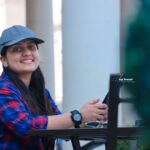 Sarayu Mohan Instagram – സരയു മോഹൻ, ജാടകളില്ലാത്ത വളരെ സിംപിൾ ആയ സൗമ്യതയോടെ പെരുമാറുന്ന ഒരു സെലിബ്രിറ്റി…ആകെ എക്സ്ട്രാ ആവശ്യപ്പെടുന്നത് വെള്ളം മാത്രം… സത്യം പറഞ്ഞാൽ വെള്ളം കുടിച് ജീവിക്കുന്ന ജീവി… ഭക്ഷണം എന്ത് വേണം എന്ന് ചോദിച്ചാൽ  എന്തും ആകാം നിങ്ങൾ കഴിക്കുന്ന വെജിറ്ററിയാൻ എന്തായാലും മതി… പരാതികൾ ഇല്ല.. നല്ലൊരു കൂട്ടുകാരി…. നന്ദി സരയു…