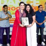 Sarayu Mohan Instagram - With @sarayu_mohan 💞 📸 : @arief_babu_photography . #art #artist #artistsoninstagram #onstage #gift #portrait #actress #sarayumohan #icc #love #mallu #malayalamcinema #cinema #kerala #qatar🇶🇦 #passion