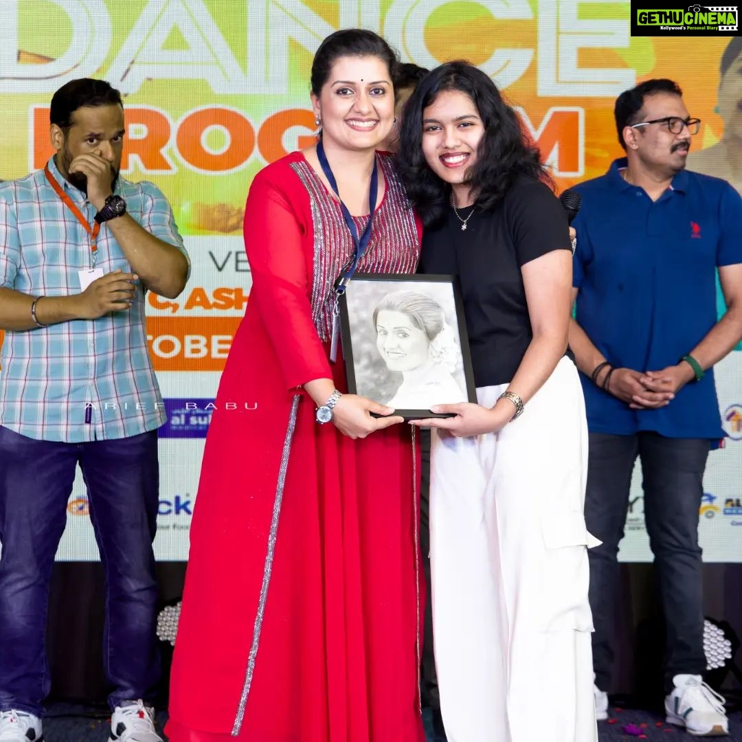 Sarayu Mohan Instagram - With @sarayu_mohan ๐ ๐ธ : @arief_babu_photography . #art #artist #artistsoninstagram #onstage #gift #portrait #actress #sarayumohan #icc #love #mallu #malayalamcinema #cinema #kerala #qatar๐ถ๐ฆ #passion