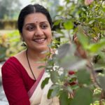 Sarayu Mohan Instagram - കേരളപിറവി ആശംസകൾ ❤️ ഒന്നായി ,നന്നായി ഈ സുന്ദര ഭൂമിയിൽ ജീവിക്കാൻ കഴിയട്ടെ ❤️ @bijudhwanitarang ❤️