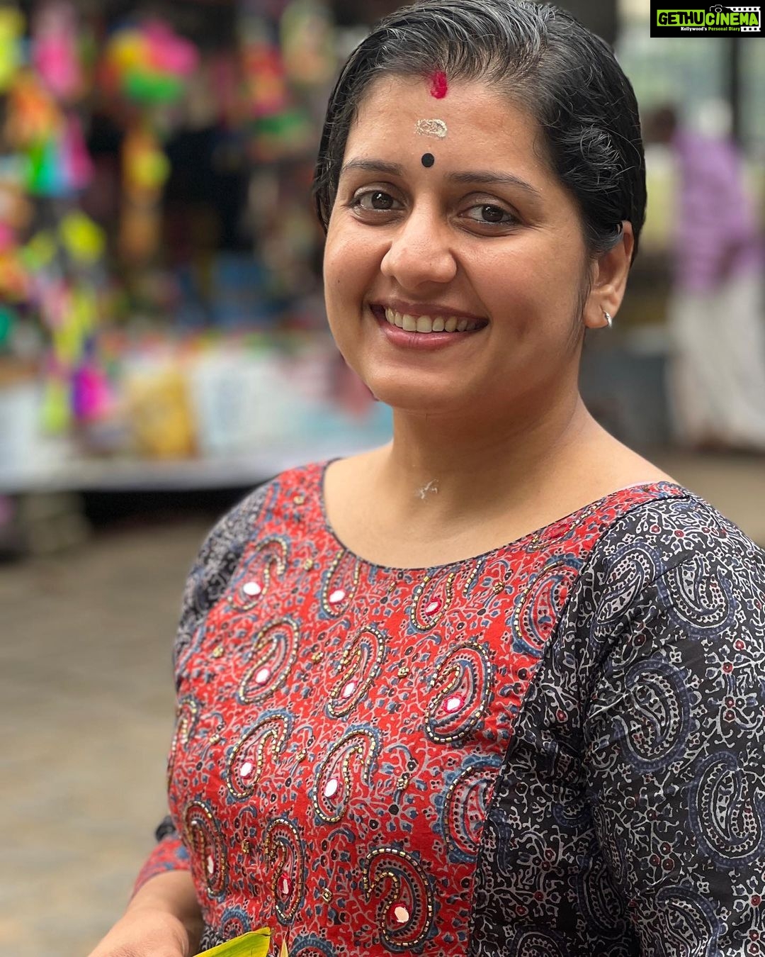 Sarayu Mohan Instagram - വിജയദശമി ആശംസകൾ ❤️ Ernakulam Shiva Temple