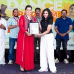 Sarayu Mohan Instagram - With @sarayu_mohan 💞 📸 : @arief_babu_photography . #art #artist #artistsoninstagram #onstage #gift #portrait #actress #sarayumohan #icc #love #mallu #malayalamcinema #cinema #kerala #qatar🇶🇦 #passion