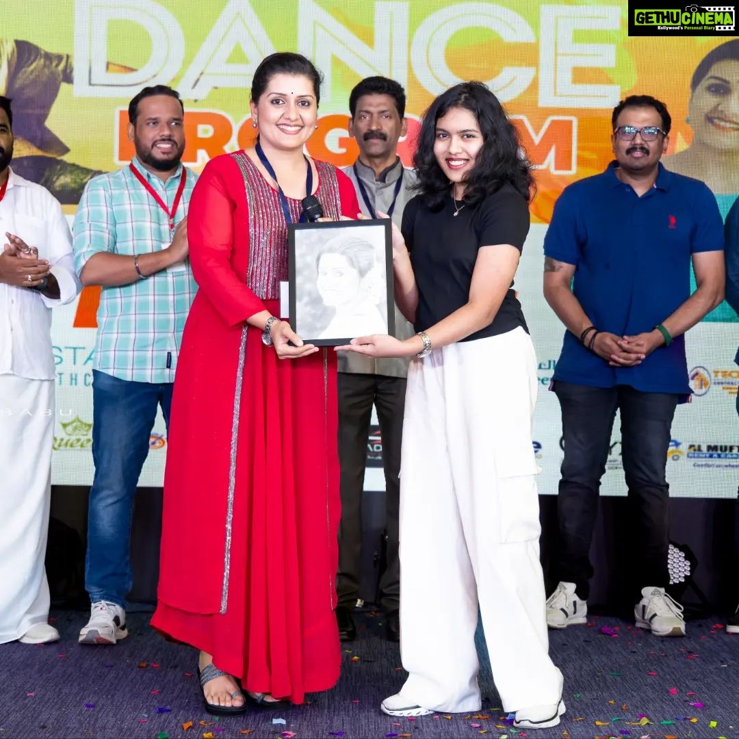 Sarayu Mohan Instagram - With @sarayu_mohan ๐ ๐ธ : @arief_babu_photography . #art #artist #artistsoninstagram #onstage #gift #portrait #actress #sarayumohan #icc #love #mallu #malayalamcinema #cinema #kerala #qatar๐ถ๐ฆ #passion
