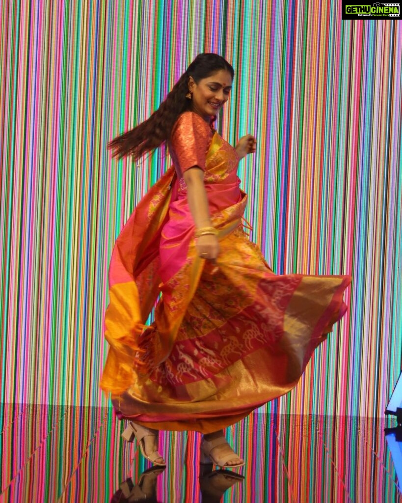 Sastika Rajendran Instagram - Full of colors ❤️💙💛🖤💚🧡🤍🩷🤎🩶🩵🌈🎨 Styled by my @vj_nivedhita 😘😘😘 Photographer by @yxsshh_ #color #colourful #colorful #colourpop Mumbai - मुंबई
