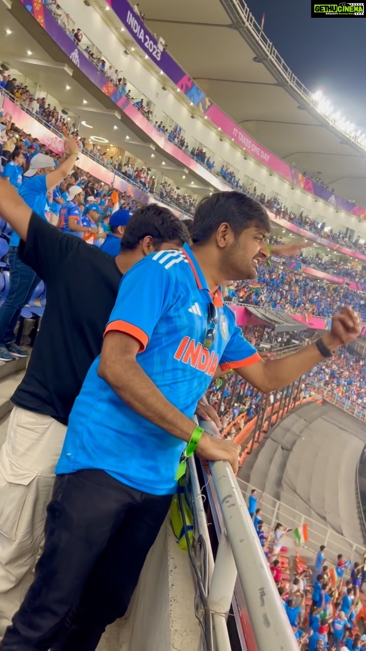 Sathish Instagram - Every time I get goosebumps hearing this #vandhematharam song…. But after today’s win over #pakistan this song gave me more heartwarming goosebumps 🙏🏻🇮🇳❤️ #indvspak 💪 #cricketworldcup2023 ❤️ #jaihind 🙏🏻 @lingasamy_p @kirubakara_raja @pratham5257