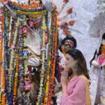 Sauraseni Maitra Instagram – Bochhor bochhor ghore esho Maa 🙏🏽 
Shobaike janai bijoya’r onek onek shubhechha 🥰🌸

#shubhobijoya #bijoya #duggadugga
