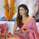 Sauraseni Maitra Instagram – Bochhor bochhor ghore esho Maa 🙏🏽 
Shobaike janai bijoya’r onek onek shubhechha 🥰🌸

#shubhobijoya #bijoya #duggadugga