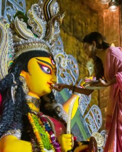 Sauraseni Maitra Instagram - Bochhor bochhor ghore esho Maa 🙏🏽 Shobaike janai bijoya’r onek onek shubhechha 🥰🌸 #shubhobijoya #bijoya #duggadugga