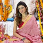 Sauraseni Maitra Instagram – Bochhor bochhor ghore esho Maa 🙏🏽 
Shobaike janai bijoya’r onek onek shubhechha 🥰🌸

#shubhobijoya #bijoya #duggadugga
