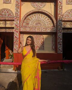 Sauraseni Maitra Instagram - সপ্তমীর সাজগোজ | 🌻🌸

#durgapuja #saptami #pujo #pandalhopping