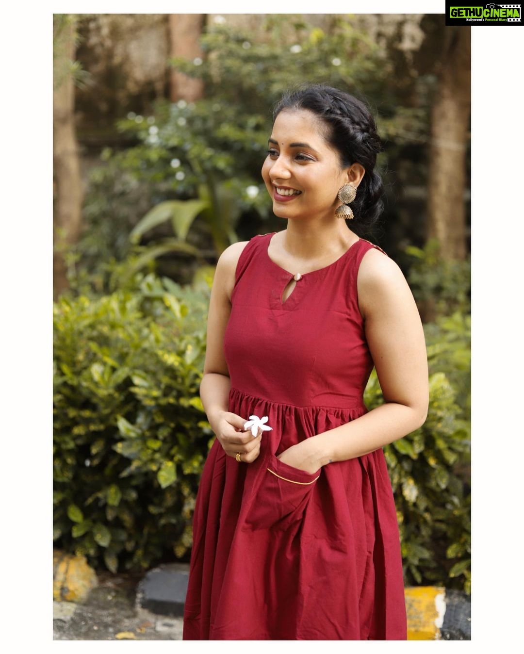 Sayali Sanjeev Instagram - ❤️ • • • Wearing @radheya_collection • #simple #smile #love Mumbai, Maharashtra