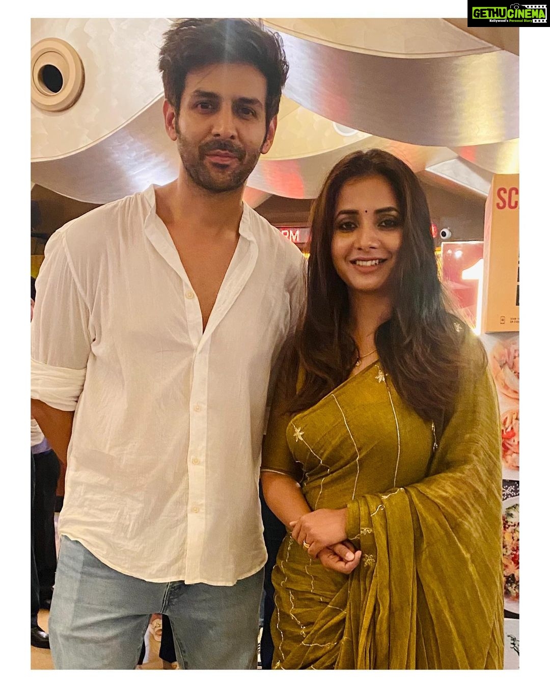Sayali Sanjeev Instagram - This is what we call “LOVE STORY“ Brilliant brilliant film.. DIRECTION, STORY TELLING, ACTING, SONGS, BACKGROUND MUSIC, CHOREOGRAPHY, VISUALS every single thing …Top Notch ❤️ Sameer.. so so proud of you and so happy for your First Hindi Film.. many more to come.. love u tons 🤗🤗🤗😘 Congratulations team #satyapremkikatha ❤️ Please do not miss this masterpiece.. IN THEATRES NOW