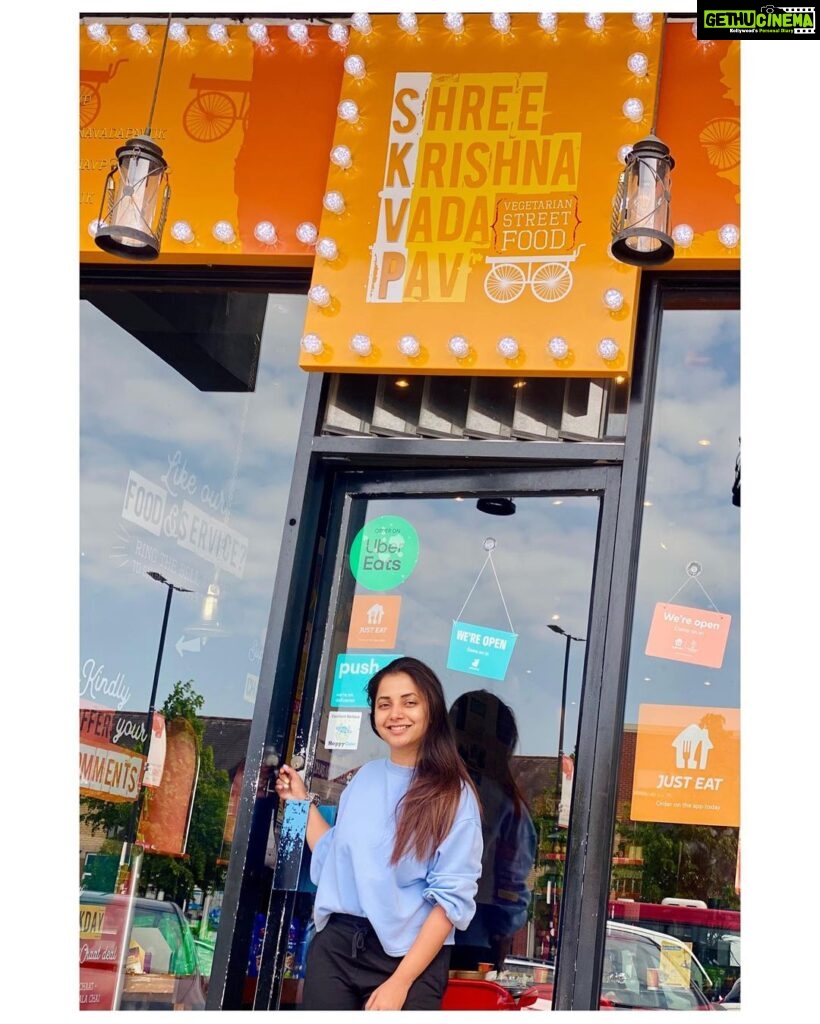 Sayali Sanjeev Instagram - Shree Krishna Vada Pav UK 🇬🇧 परदेशात येऊन वडापाव खाणं म्हणजे ….सुख 😍 Amazing food Amazing people.. Thank you so much for the love ❤️ • #birmingham #hounslow #shreekrishnavadapav #uk SKVP Solihull