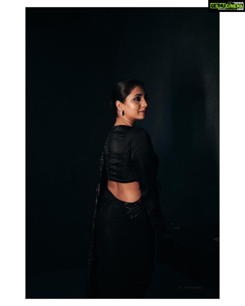 Sayali Sanjeev Instagram - Black lady 🖤 • • Clicked by @deepali_td_official Styled by @trushala_nayak Saree by @navyasabyliva Blouse by @soniyasaanchi @labelsoniyasaanchi • #filmfare #sayalisanjeev #blacklady महाराष्ट्र