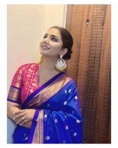 Sayali Sanjeev Instagram - झी चित्रगौरव २०२३ 
•
•
Thank you so much Ashok papa @ashok_saraf_official and @nivedita_ashok_saraf for this beautiful paithani ❤️
Styled by @trushala_nayak 
Blouse by @soniyasaanchi @labelsoniyasaanchi 
Earrings by @amairajewellery_official 
•
•
#blessed
