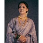 Sayali Sanjeev Instagram – 👑
•

Special thank you and love you @nachiketbarve for this beautiful saree 😘

Nath by @nathicha__nakhara 
Styled by @trushala_nayak 
MUA & Hair @smrutibhurke_mua 
Clicked by @deepali_td_official 
•
•
#latepost #महाराणीसईबाईसाहेब #हरहरमहादेव महाराष्ट्र