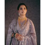 Sayali Sanjeev Instagram – 👑
•

Special thank you and love you @nachiketbarve for this beautiful saree 😘

Nath by @nathicha__nakhara 
Styled by @trushala_nayak 
MUA & Hair @smrutibhurke_mua 
Clicked by @deepali_td_official 
•
•
#latepost #महाराणीसईबाईसाहेब #हरहरमहादेव महाराष्ट्र
