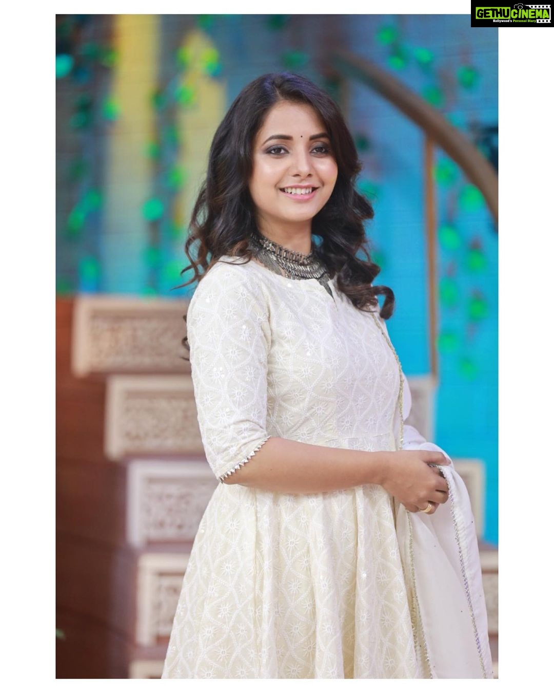 Sayali Sanjeev Instagram - 🤍 • Styled by my love @trushala_nayak Outfit by @aachho • • #chalahawayeudya #🤍 महाराष्ट्र
