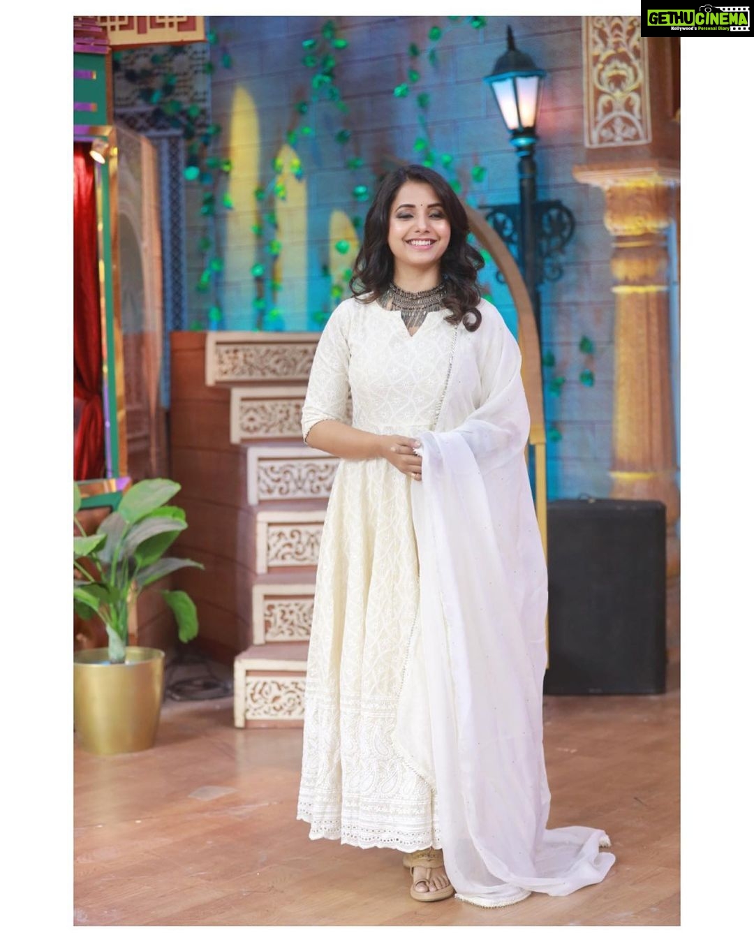 Sayali Sanjeev Instagram - 🤍 • Styled by my love @trushala_nayak Outfit by @aachho • • #chalahawayeudya #🤍 महाराष्ट्र