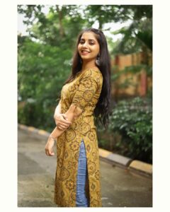 Sayali Sanjeev Instagram - 💫 • • • Wearing @radheya_collection • • #goodevening Mumbai, Maharashtra