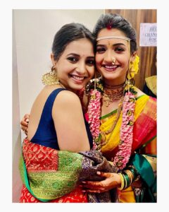 Sayali Sanjeev Instagram - Mrs. Hruta Prateek Shah … ❤️
I’m so happy.. it’s amazing to see my dearest getting married. I wish both of you a lifetime of love and happiness 😘
@hruta12 ❤️ @prateekshah1 
•
#hruteek #❤️
