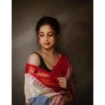 Sayali Sanjeev Instagram - 🌸 Thank you so much @ck_classic_collection for this lovely cotton paithani ❤️💜 • Make up & hair @smrutibhurke_mua Clicked by @deepali_td_official • • #paithani #love Mumbai, Maharashtra