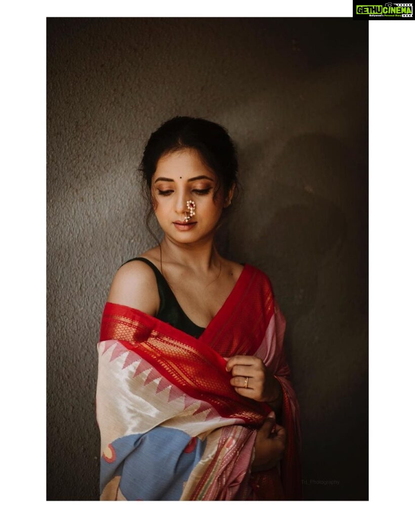 Sayali Sanjeev Instagram - 🌸 Thank you so much @ck_classic_collection for this lovely cotton paithani ❤️💜 • Make up & hair @smrutibhurke_mua Clicked by @deepali_td_official • • #paithani #love Mumbai, Maharashtra