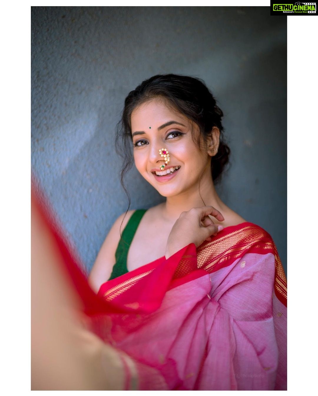 Sayali Sanjeev Instagram - 🌸 • Thank you so much @ck_classic_collection for this lovely cotton paithani ❤️💜 • Make up & hair @smrutibhurke_mua Clicked by @deepali_td_official • • #paithani #love Mumbai, Maharashtra