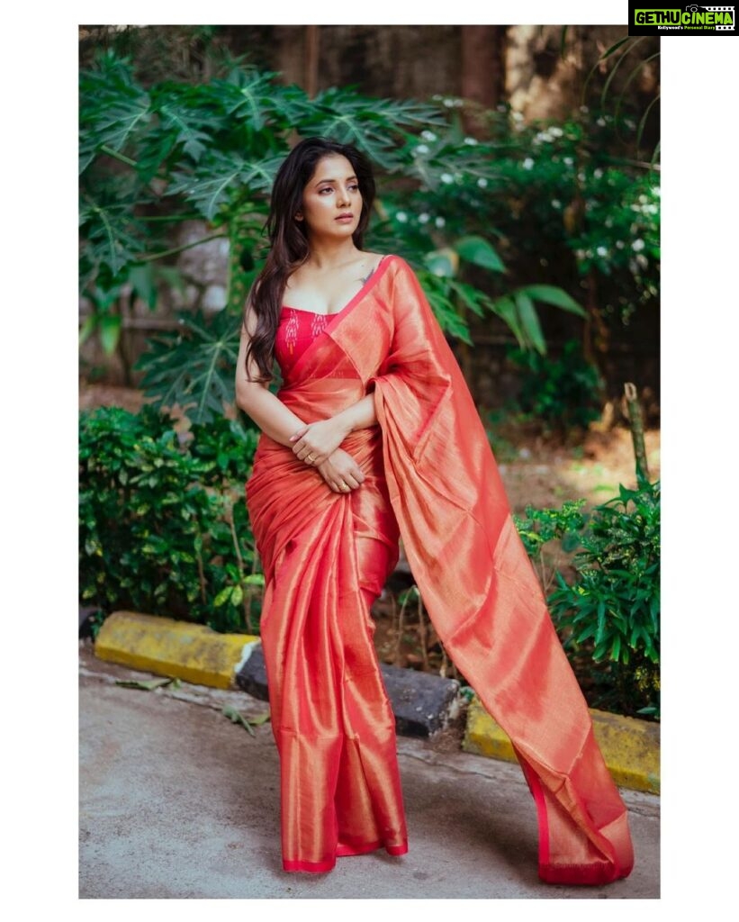 Sayali Sanjeev Instagram - Saree love ❤️ • • Saree and ikkat blouse by my fav @eternitybysakshi Make up & hair by @smrutibhurke_mua Clicked by @deepali_td_official • • #sareelove #sayalisanjeev Mumbai, Maharashtra