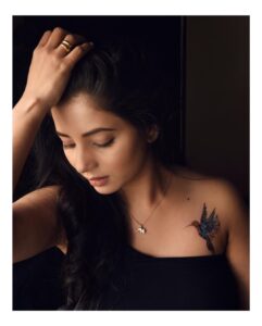 Sayali Sanjeev Instagram - This is for you बाबा..
•
•
•
Thank you @chandu_art_tattoos for this tattoo..
Clicked by @sarrikaaaaaa 
•
•
#hummingbirdtattoo #love #joy #beuty #memorialtattoo #foryoubaba #iloveyou