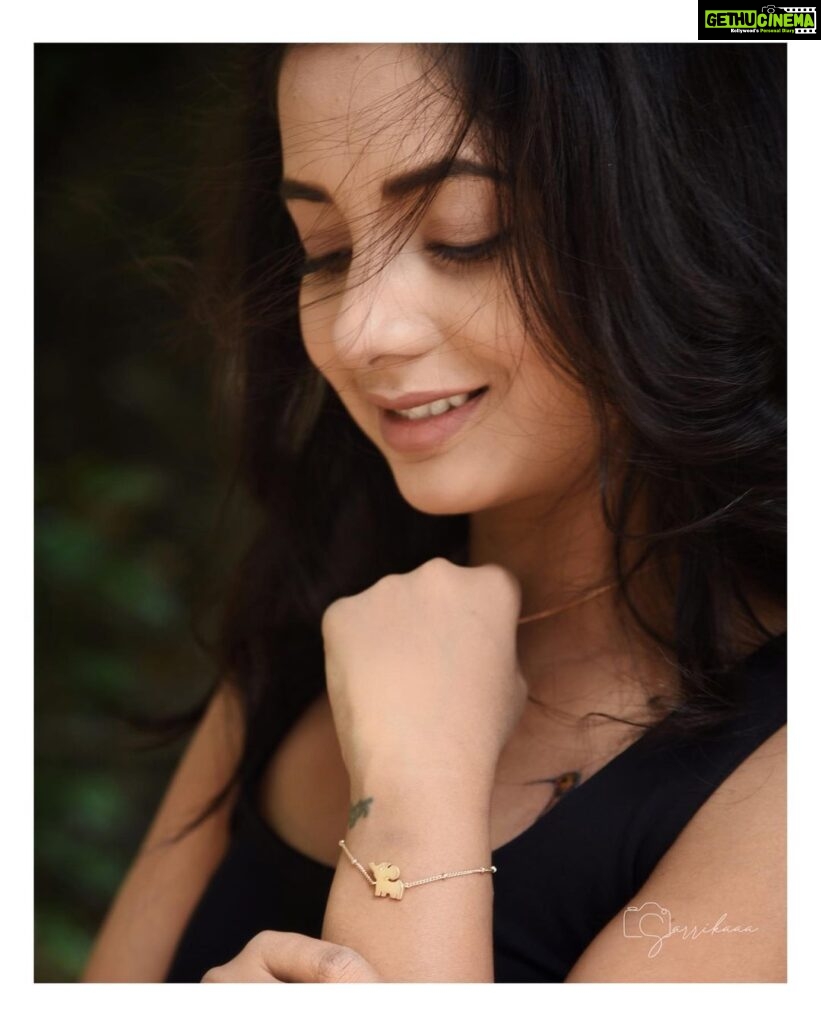 Sayali Sanjeev Instagram - ❤️ Gargi by PNG offers a huge 22% discount on their beautiful fashion jewellery Collections, haven't you binged yet? Hurry up Just 10 days left @gargibypng • • 📸 @sarrikaaaaaa Make up & hair @riyapanchal.makeupartist • • #22for22 #gargibypng #flat22 #discount #hurryup #shopnow #beginbeautiful Mumbai, Maharashtra