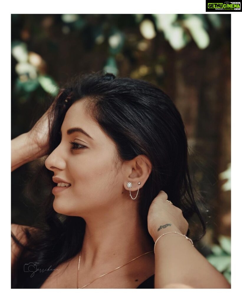Sayali Sanjeev Instagram - ❤️ • Gargi by PNG has brought a magnificent 22% discount on their wide range of fashion jewellery to suite all your moods. So what are you waiting for? shop now & begin your 2022 beautifully.. @gargibypng • Clicked by @sarrikaaaaaa Make up & hair: @riyapanchal.makeupartist • • • #22for22 #gargibypng #flat22 #discount #hurryup #shopnow #beginbeautiful Mumbai, Maharashtra