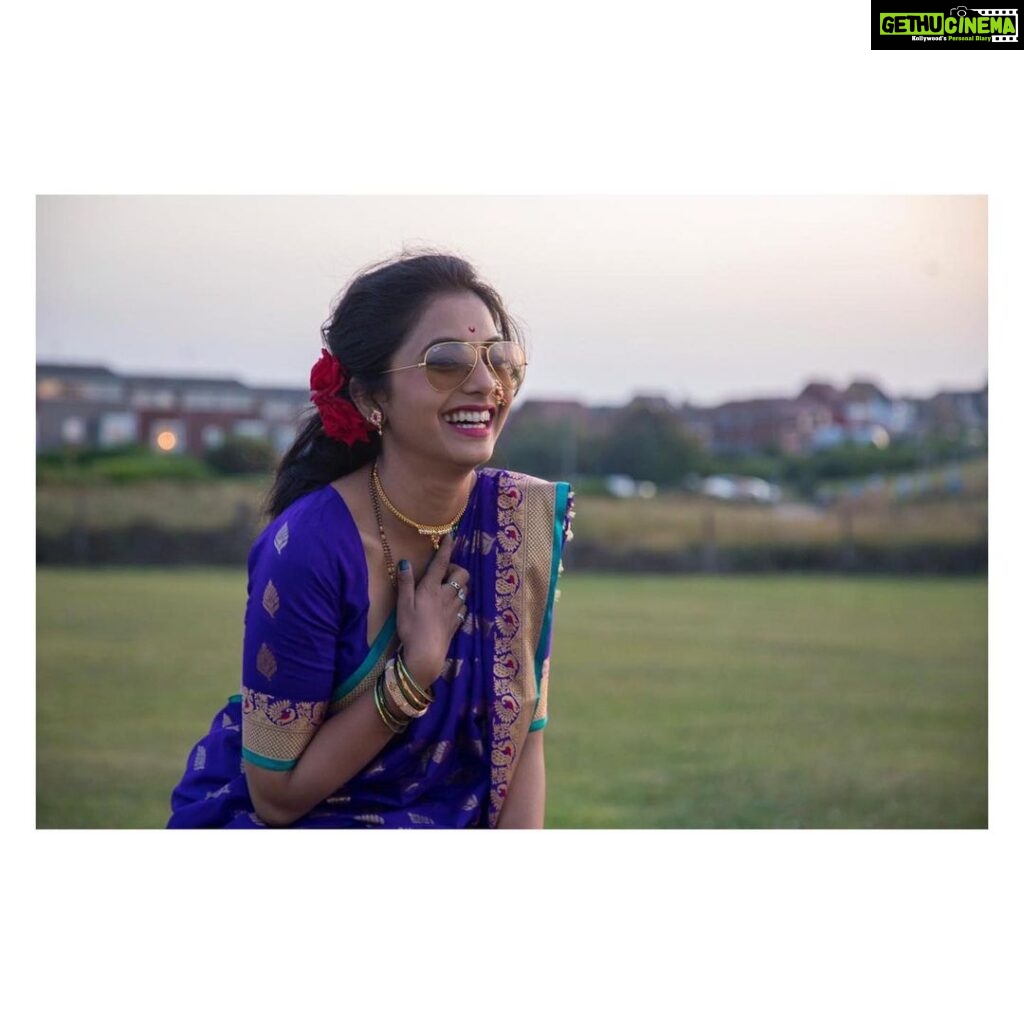 Sayali Sanjeev Instagram - खेळू झिम्मा गं झिम्मा पोरी झिम्मा गं ….! 2nd week 😍 • Clicked by @priyanka_mayekar_3 • • • #onewiththeglasses #goggles #navvari #marathimulgi #swag #krutika #jhimma London, Unιted Kingdom