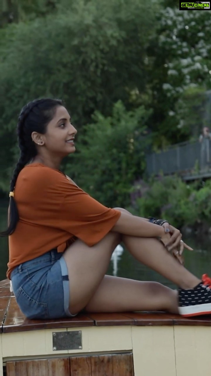 Sayali Sanjeev Instagram - आपला तर एकच फंडा बिनधास्त जगायचं, मनसोक्त फिरायचं आणि Reel बनवायचे.. तुम्ही पण 'झिम्मा' च्या Title Song वर Reel बनवून बिनधास्त Share करा..! #Jhimma #झिम्मा #SayaliSanjeev #19November #InCinemas #ChalchitraCompany #CrazyFewFilms #AvkEntertainment #zeemusicmarathi