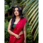 Sayali Sanjeev Instagram - Saree Love ❤️ • Saree by @eternitybysakshi ❣️ Blouse by @soniyasaanchi Clicked by my girl @deepali_td_official Make up & hair by my girl @smrutibhurke_mua 😘😘 • • #sareelove #sareeaddict #sareegirl #goodevening Mumbai, Maharashtra